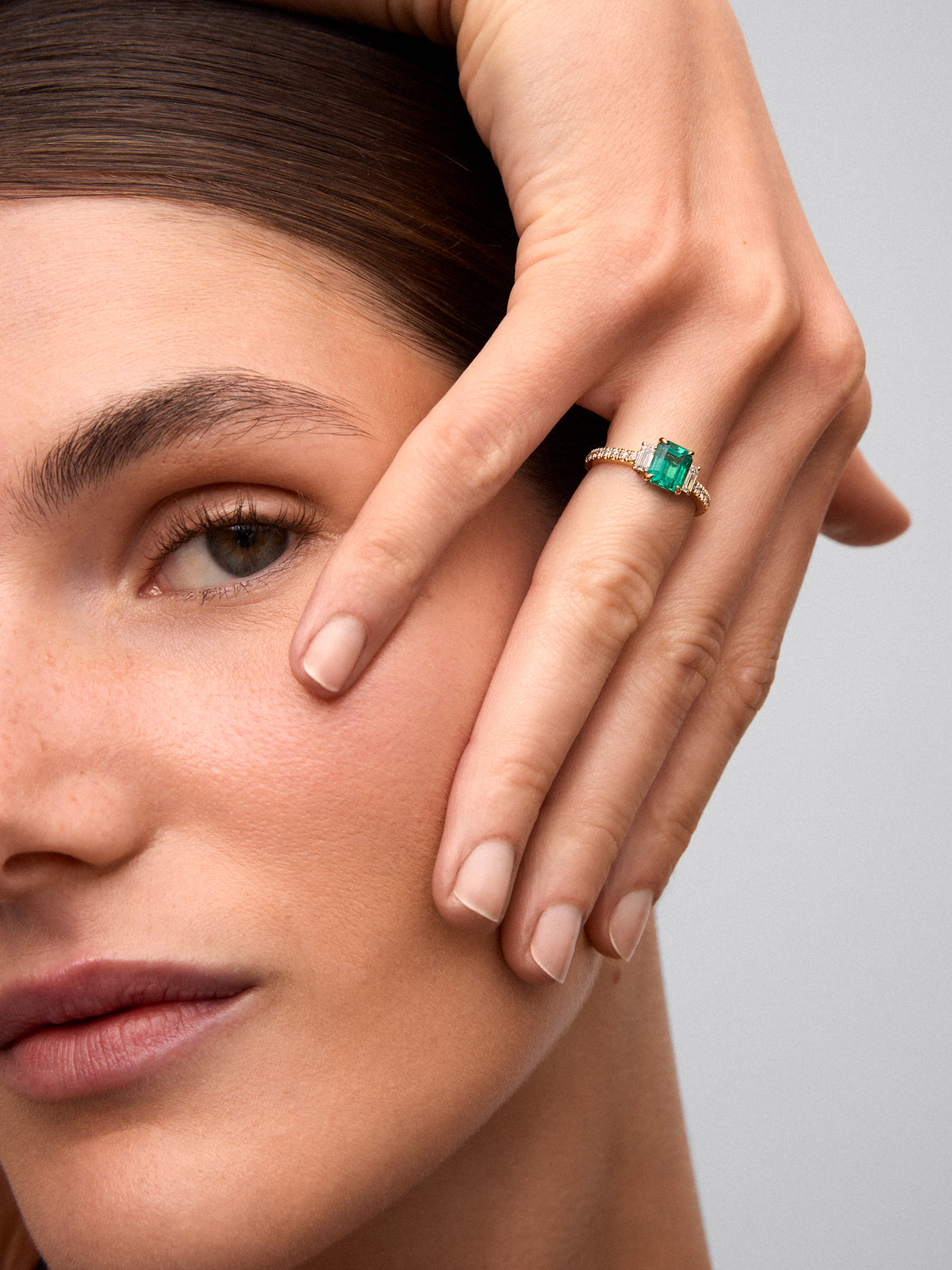 Anillo tresillo de oro amarillo de 18K con esmeralda verde en talla octogonal de 0,25cts zafiros azules en talla octogonal de0,79 cts y diamantes blancos en talla brillante de 0,19cts