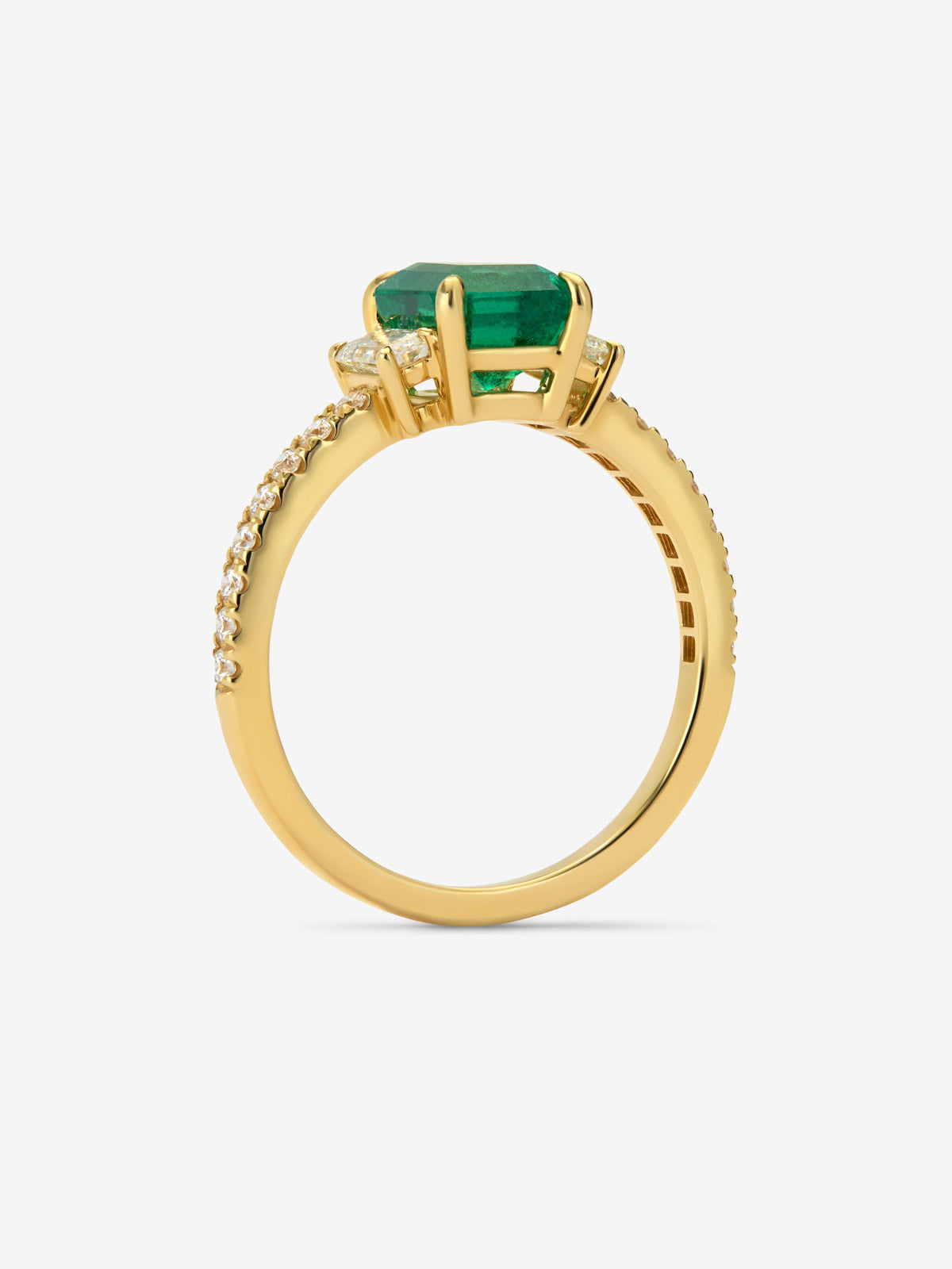 Anillo tresillo de oro amarillo de 18K con esmeralda verde en talla octogonal de 0,25cts zafiros azules en talla octogonal de0,79 cts y diamantes blancos en talla brillante de 0,19cts