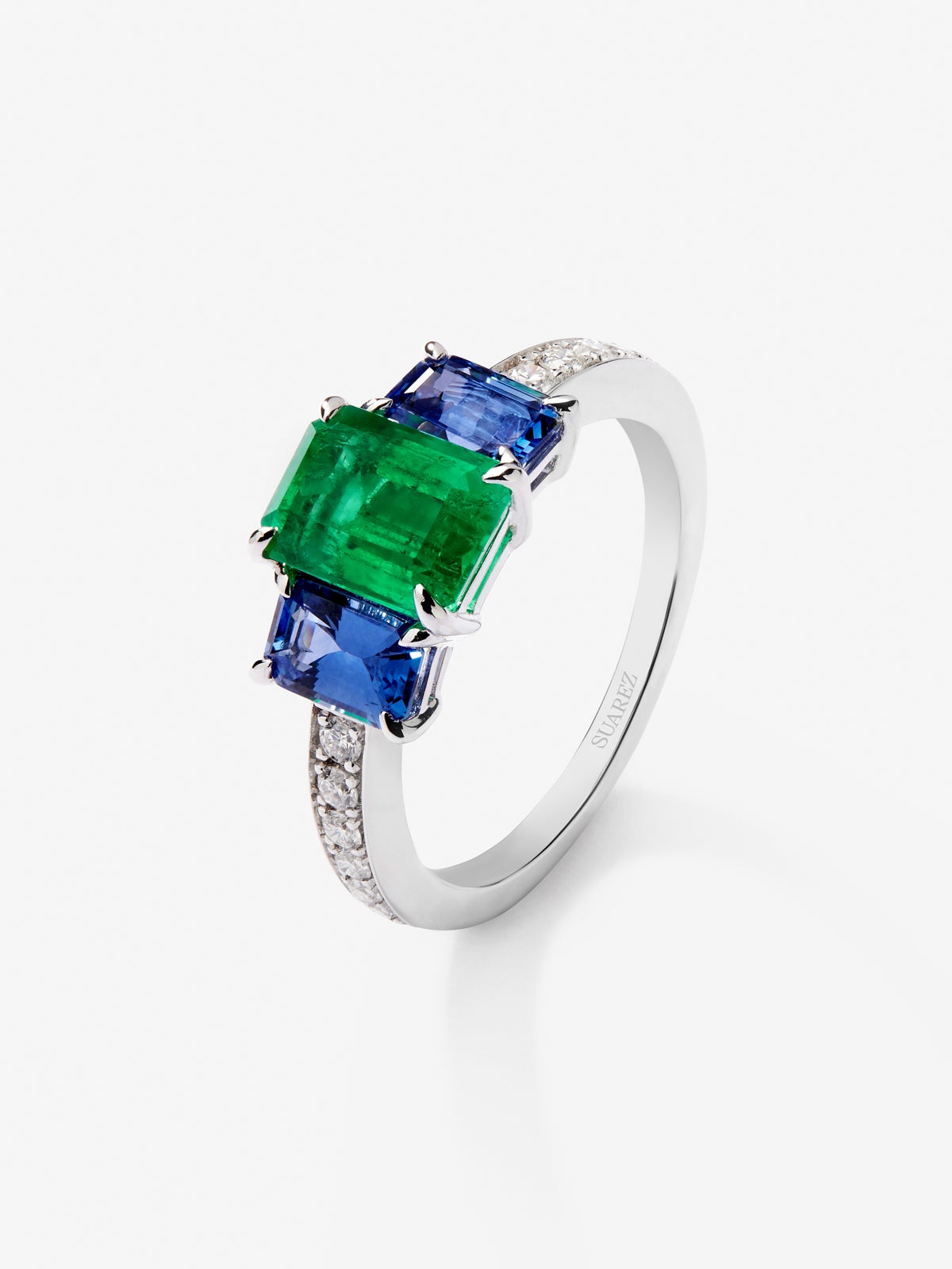 Anillo tresillo de oro blanco de 18K con esmeralda verde en talla octogonal de 1,88 cts, zafiros azules en talla octogonal de 1,14 cts y diamantes blancos en talla brillante de 0,02 cts
