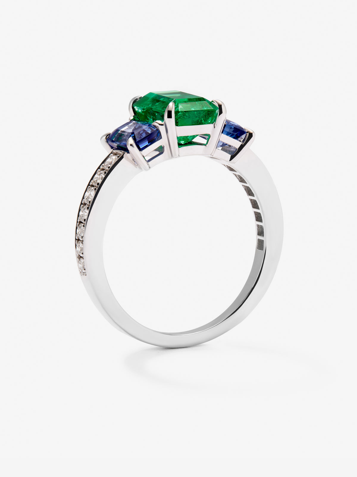 Anillo tresillo de oro blanco de 18K con esmeralda verde en talla octogonal de 1,58 cts, zafiros azules en talla octogonal de 1,28 cts y diamantes blancos en talla brillante de 0,02 cts