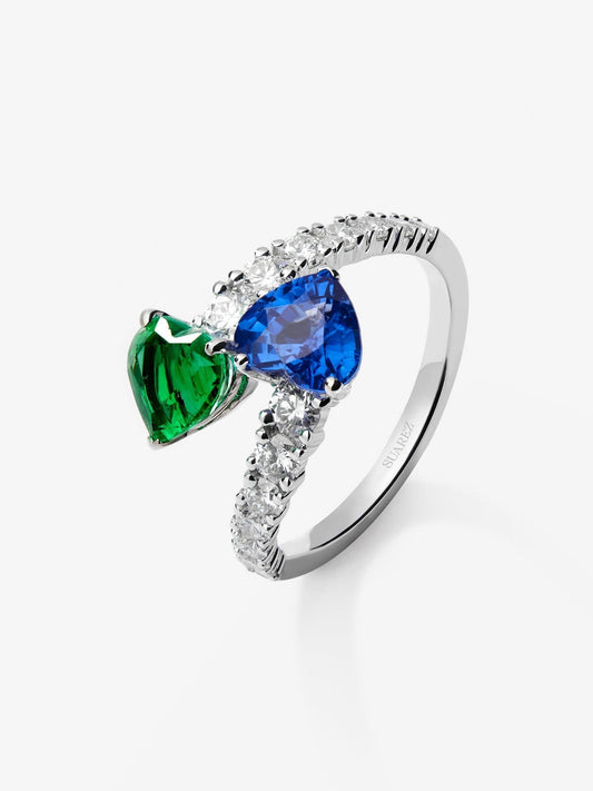 Anillo tú y yo de oro blanco de 18K con zafiro azul intenso en talla pera de 1,93 cts, esmeralda verde en talla pera de 0,89 cts y 14 diamantes en talla brillante con un total de 0,89 cts