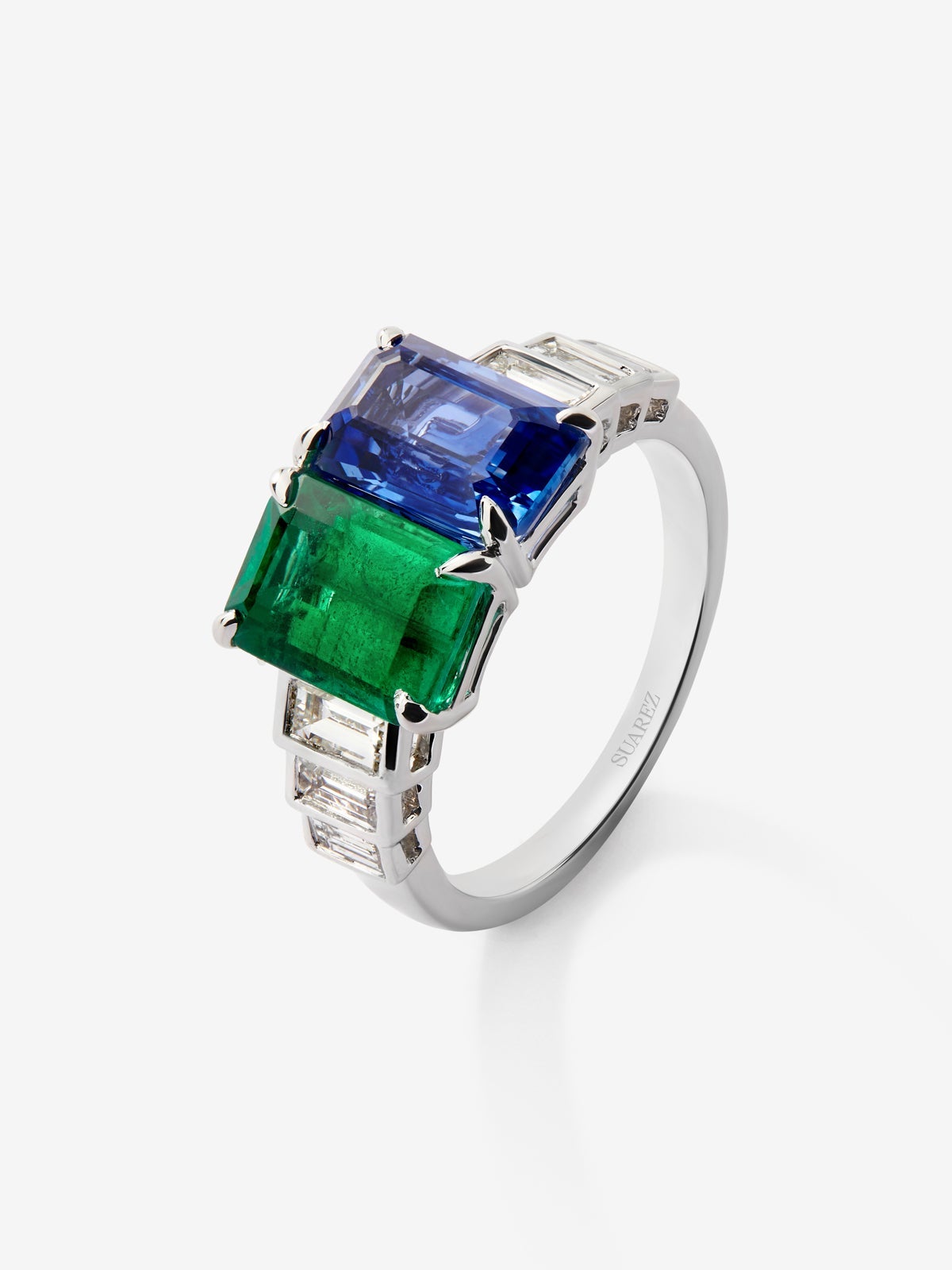 Anillo tú y yo de oro blanco de 18K con zafiro azul en talla octogonal de 2,82, esmeralda verde en talla octogonal de 1,98 cts y 6 diamantes en talla baguette con un total de 0,69 cts