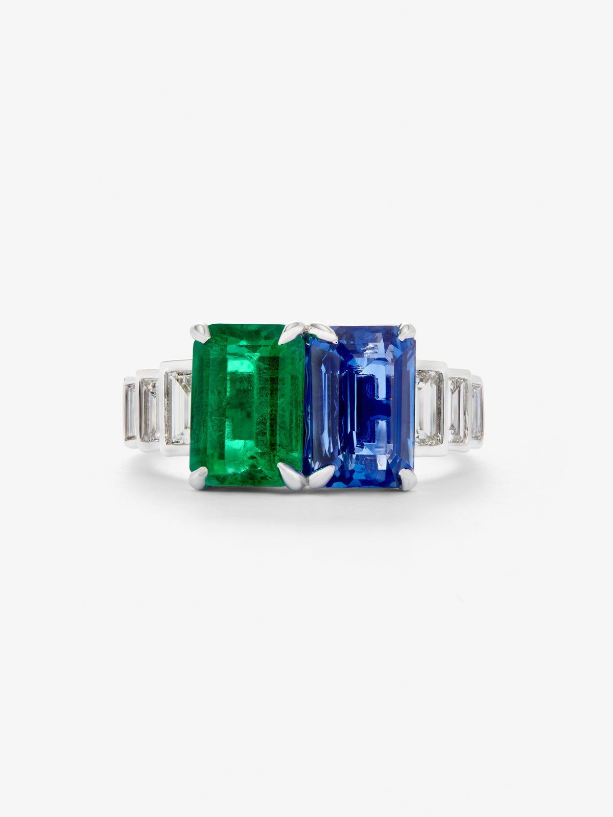 Anillo tú y yo de oro blanco de 18K con zafiro azul en talla octogonal de 2,82, esmeralda verde en talla octogonal de 1,98 cts y 6 diamantes en talla baguette con un total de 0,69 cts