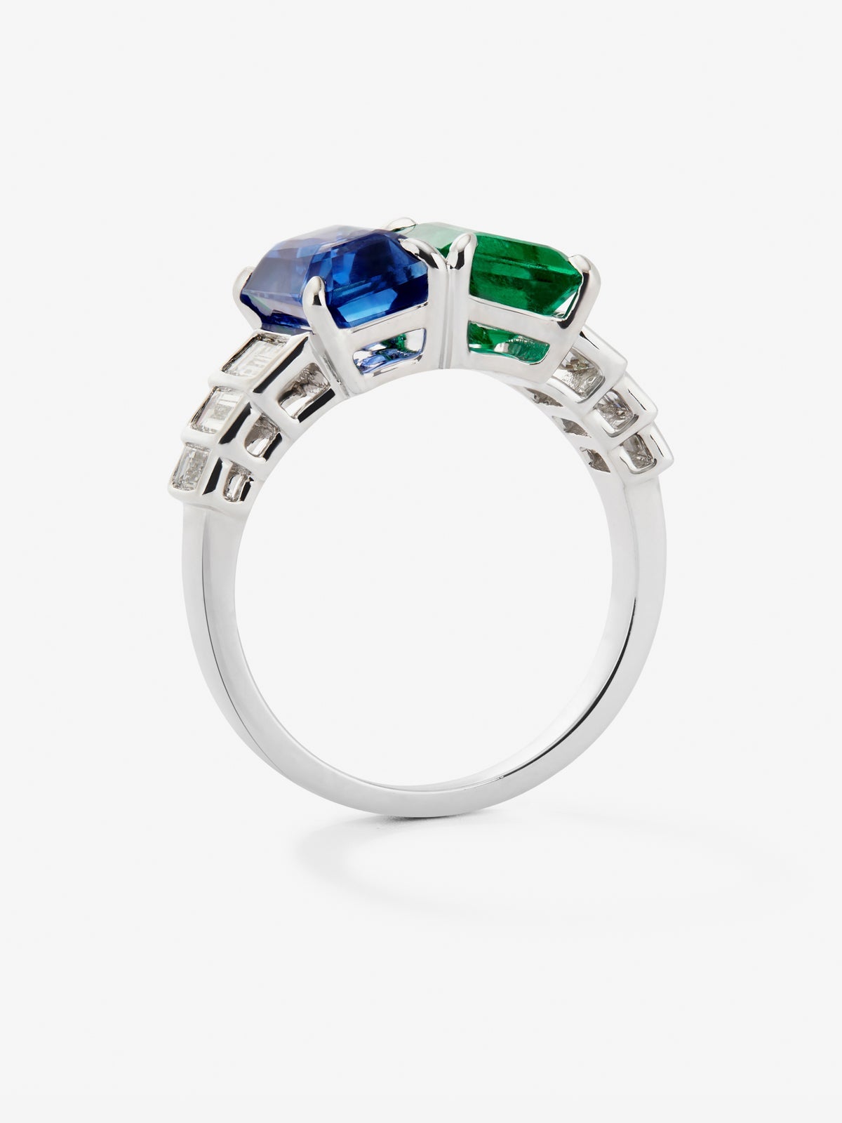 Anillo tú y yo de oro blanco de 18K con zafiro azul en talla octogonal de 2,82, esmeralda verde en talla octogonal de 1,98 cts y 6 diamantes en talla baguette con un total de 0,69 cts