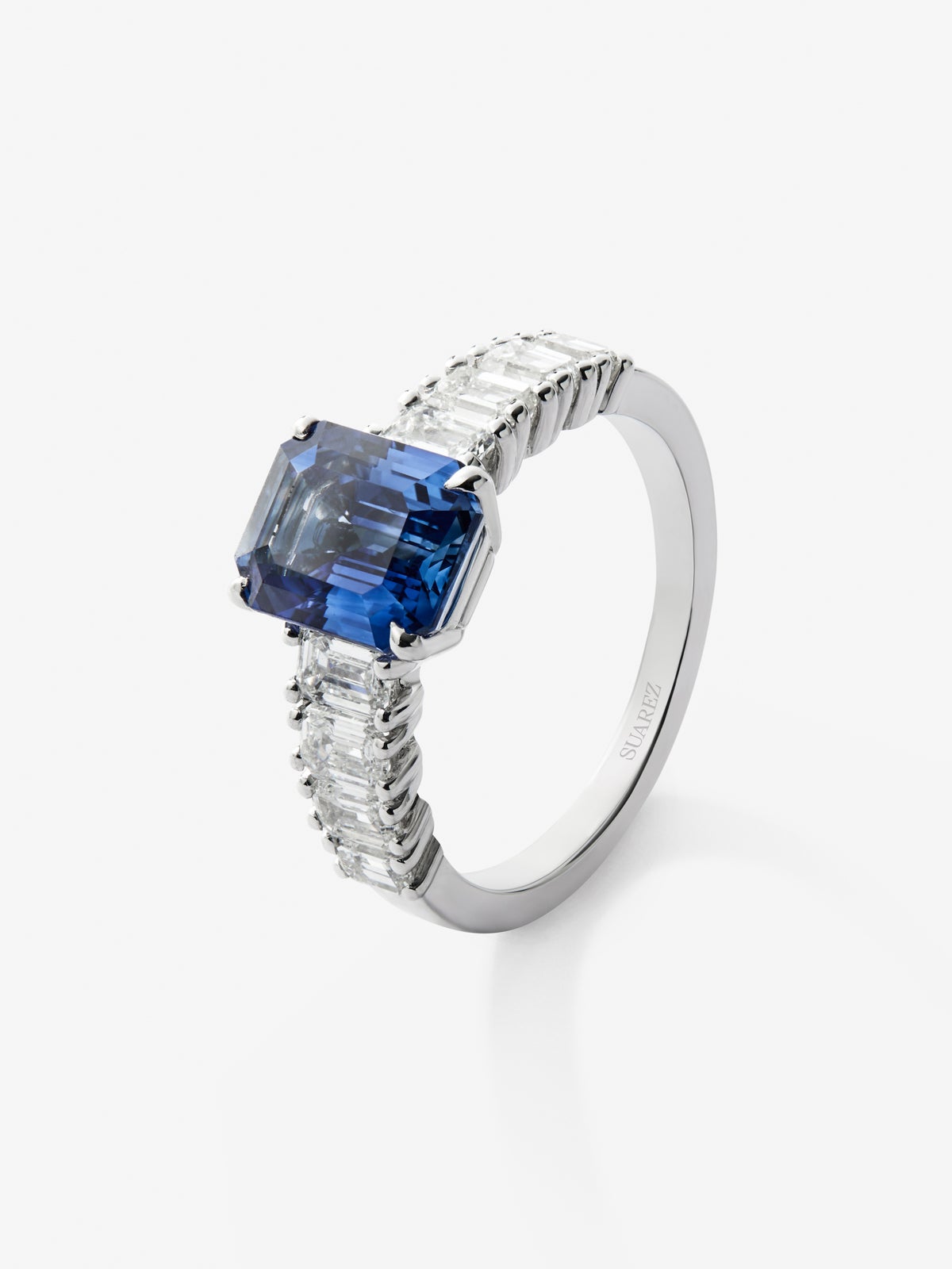 Anillo solitario de oro blanco de 18K con zafiro azul en talla octogonal de 3,11 cts y 8 diamantes en talla esmeralda con un total de 1,24 cts