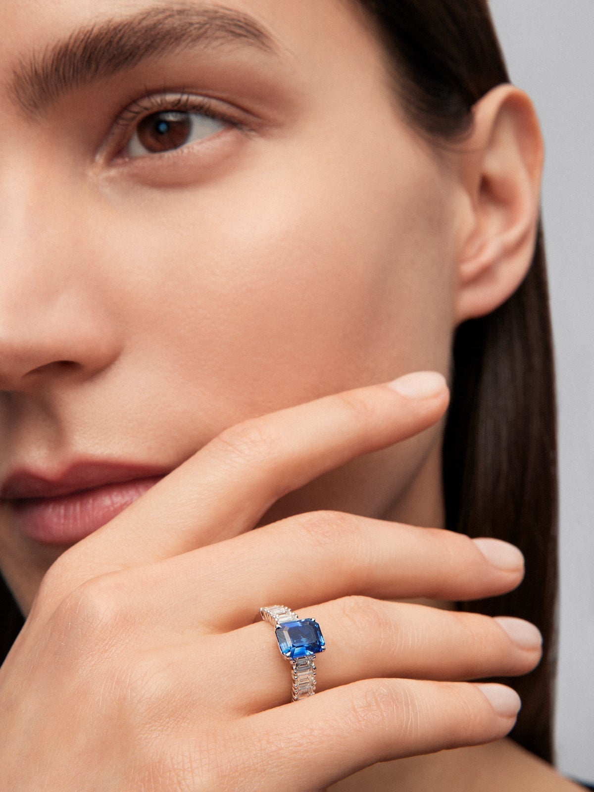 Anillo solitario de oro blanco de 18K con zafiro azul en talla octogonal de 3,11 cts y 8 diamantes en talla esmeralda con un total de 1,24 cts