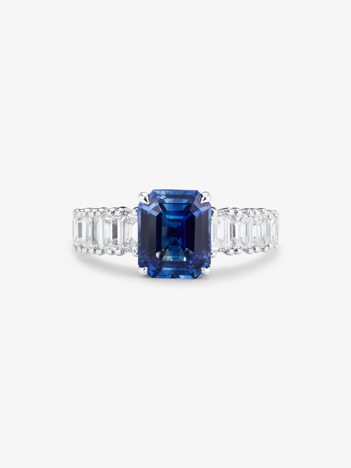 Anillo solitario de oro blanco de 18K con zafiro azul en talla octogonal de 3,11 cts y 8 diamantes en talla esmeralda con un total de 1,24 cts