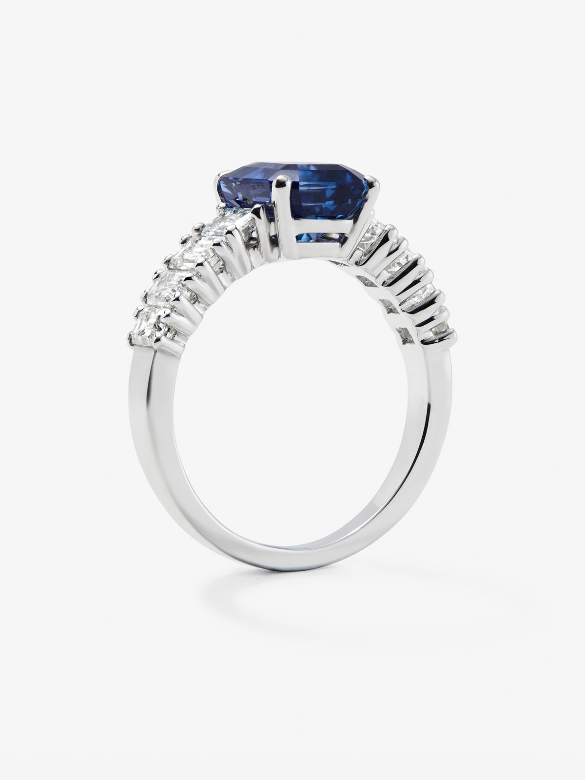 Anillo solitario de oro blanco de 18K con zafiro azul en talla octogonal de 3,11 cts y 8 diamantes en talla esmeralda con un total de 1,24 cts