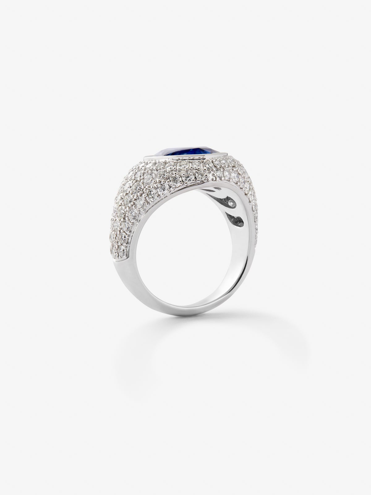 Anillo de oro blanco de 18K con pavé de diamantes blancos en talla brillante de 2,19 cts y zafiro azul en talla corazón de 3,47 cts