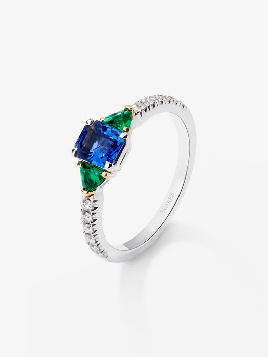 Anillo de oro blanco de 18K con zafiro azul en talla octogonal de 0,94 cts, esmeraldas verdes en talla trillon de 0,22 cts y diamantes blancos en talla brillante de 0,028 cts