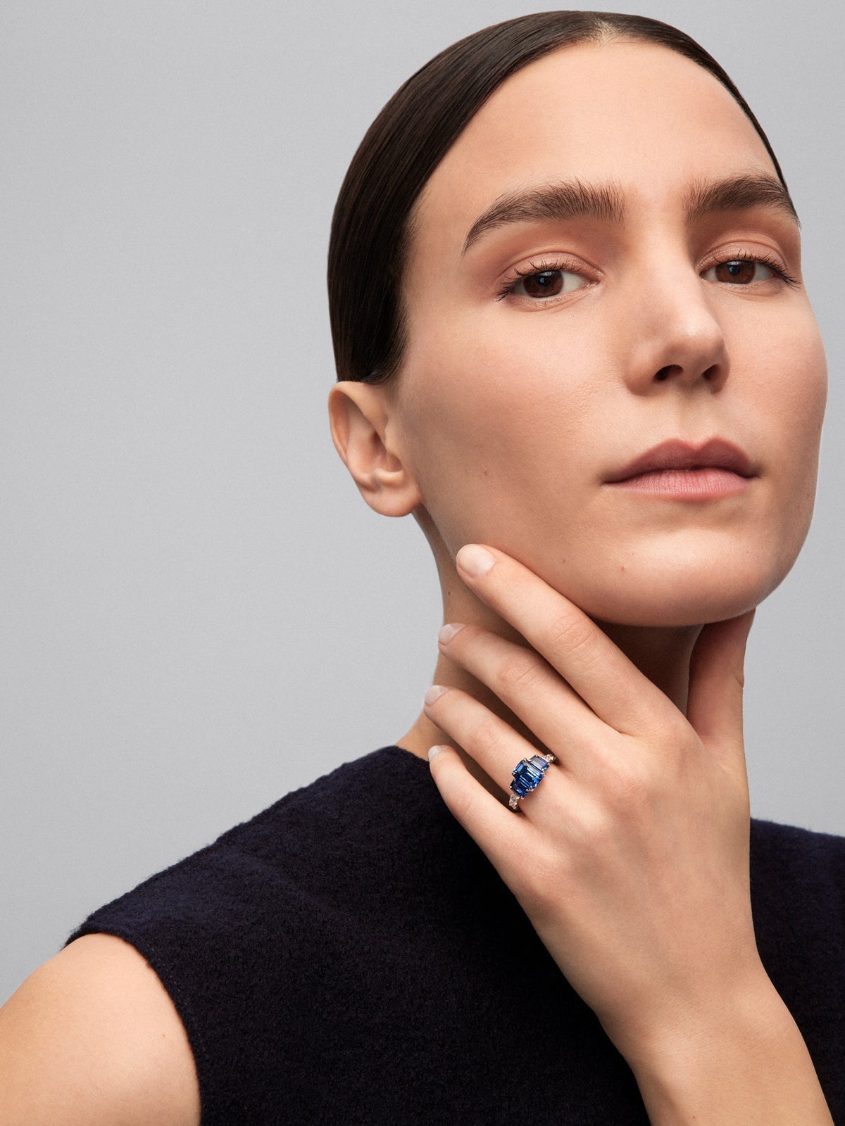 Anillo tresillo de oro blanco de 18K con 3 zafiros azules en talla octogonal con un total de 4,48 cts y 6 diamantes en talla brillante con un total de 0,42 cts