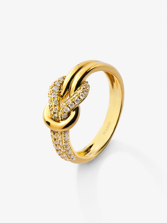 Anillo de oro amarillo de 18K con diamantes blancos en talla brillante de 0,32 cts y forma de nudo