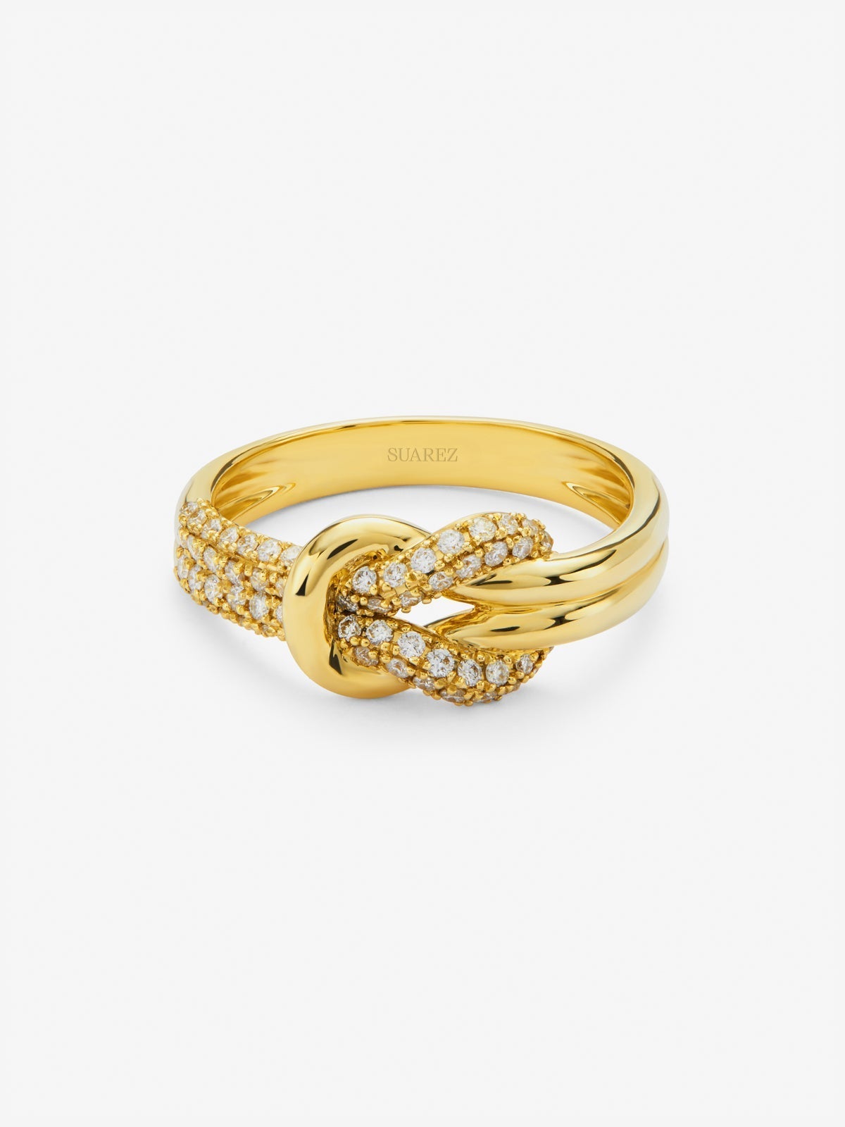 Anillo de oro amarillo de 18K con diamantes blancos en talla brillante de 0,32 cts y forma de nudo