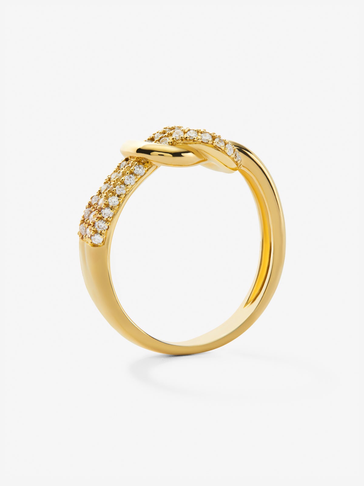 Anillo de oro amarillo de 18K con diamantes blancos en talla brillante de 0,32 cts y forma de nudo