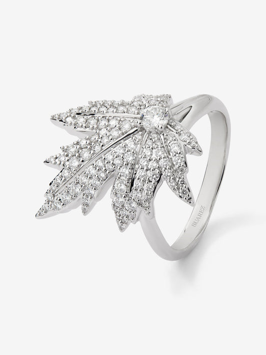 Anillo de oro blanco de 18K con diamante central en talla brillante de 0,16 cts, pavé de diamantes y forma de hoja de arce