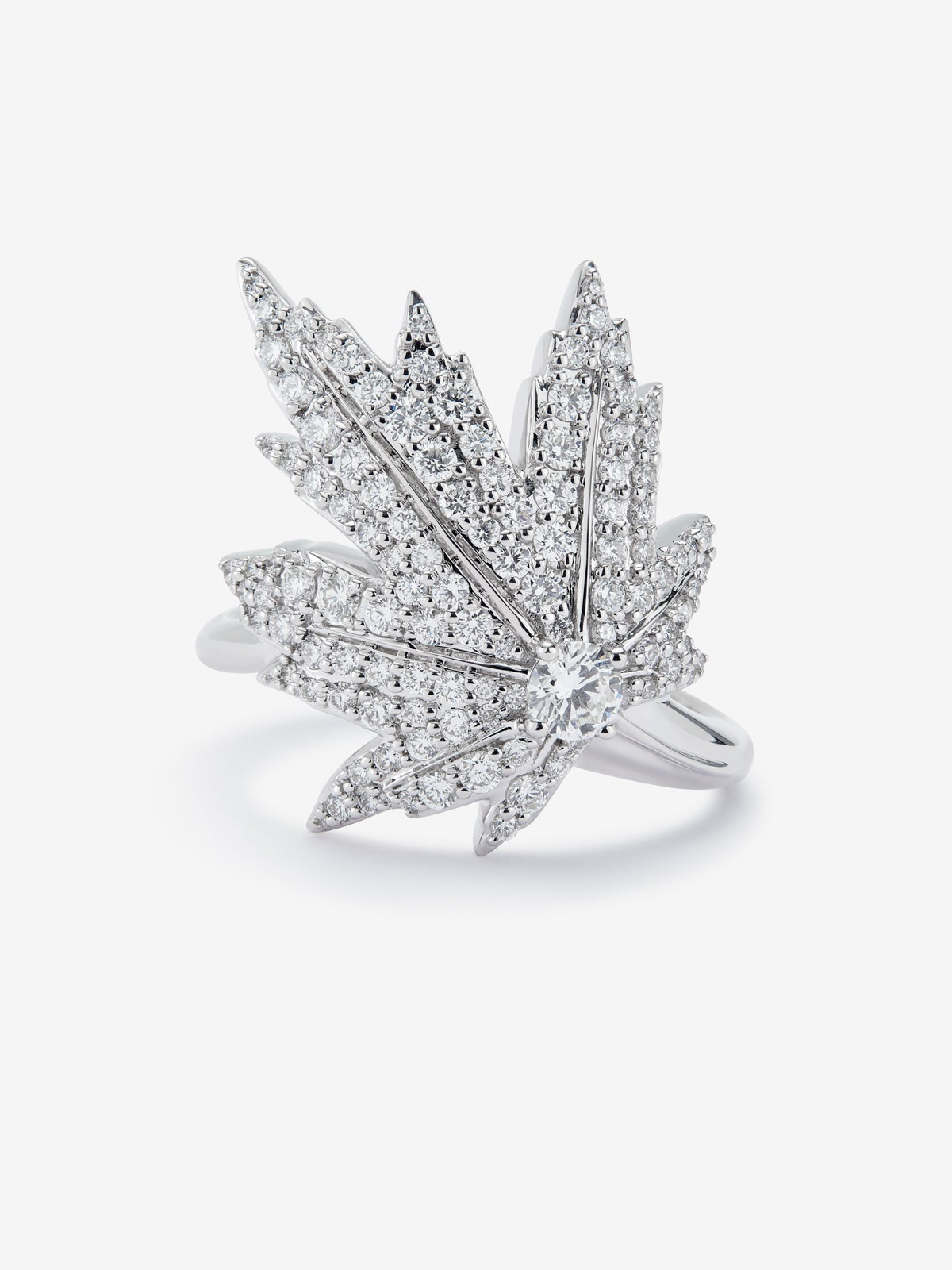 Anillo de oro blanco de 18K con diamante central en talla brillante de 0,16 cts, pavé de diamantes y forma de hoja de arce