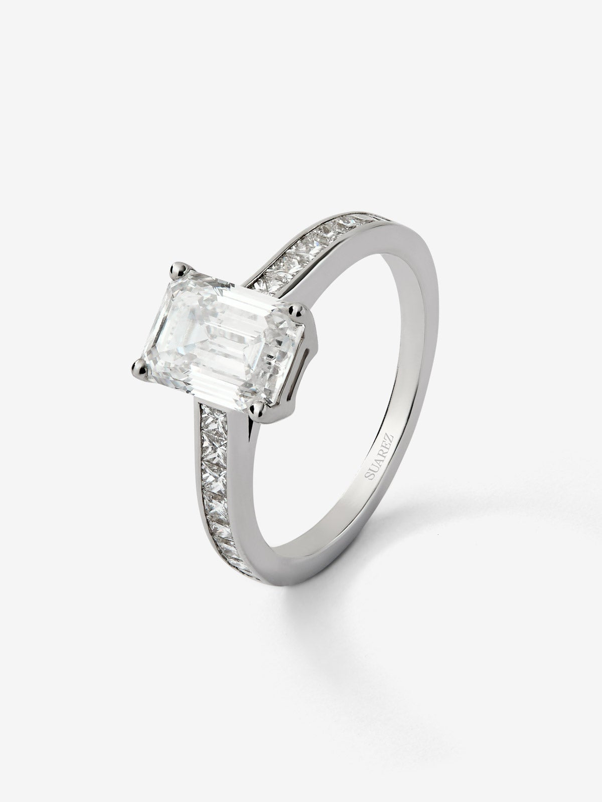 Anillo solitario de oro blanco de 18K con diamantes blancos en talla esmeralda de 2,12 cts y en talla princesa de 0,55 cts