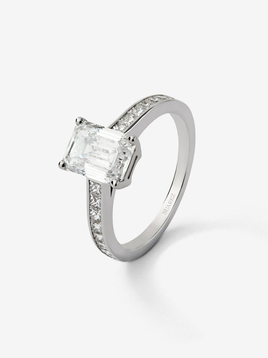 Anillo solitario de oro blanco de 18K con diamantes blancos en talla esmeralda de 2,12 cts y en talla princesa de 0,55 cts
