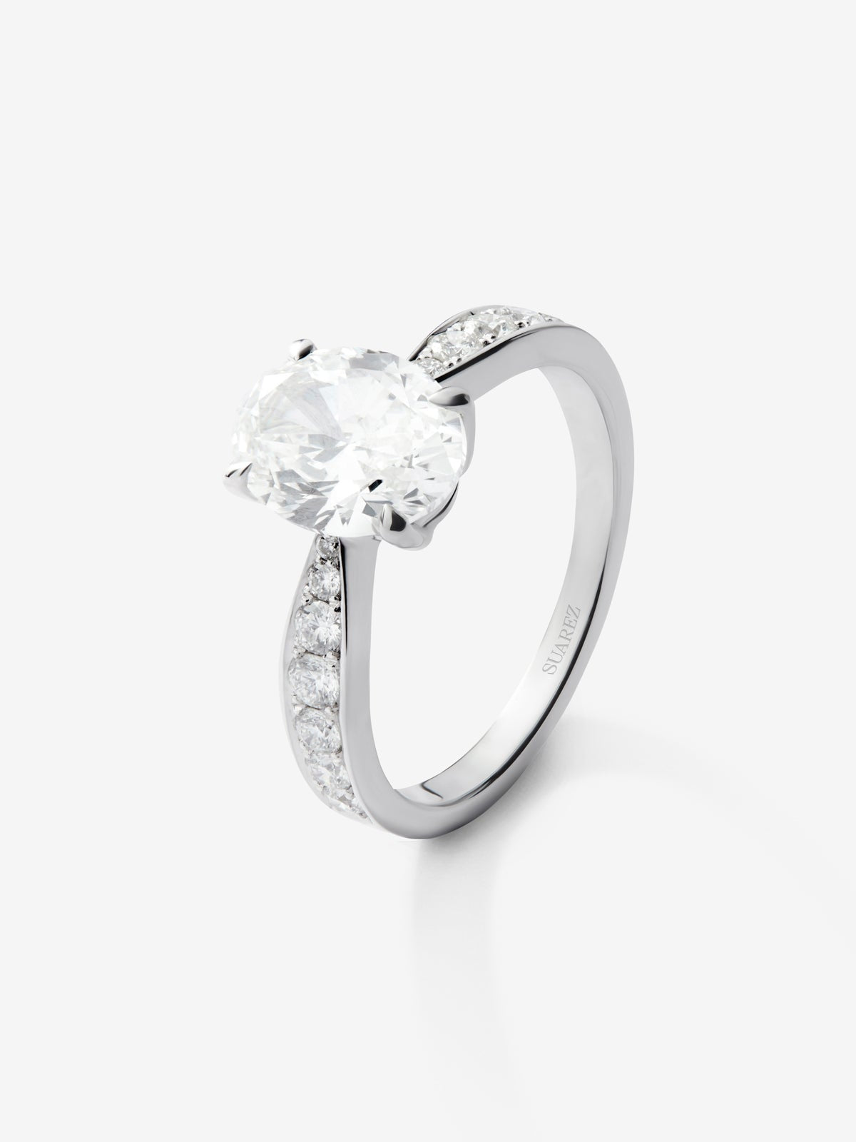 Anillo solitario de oro blanco de 18K con diamantes blancos en talla oval de 2,01 cts y brillante de 0,34 cts