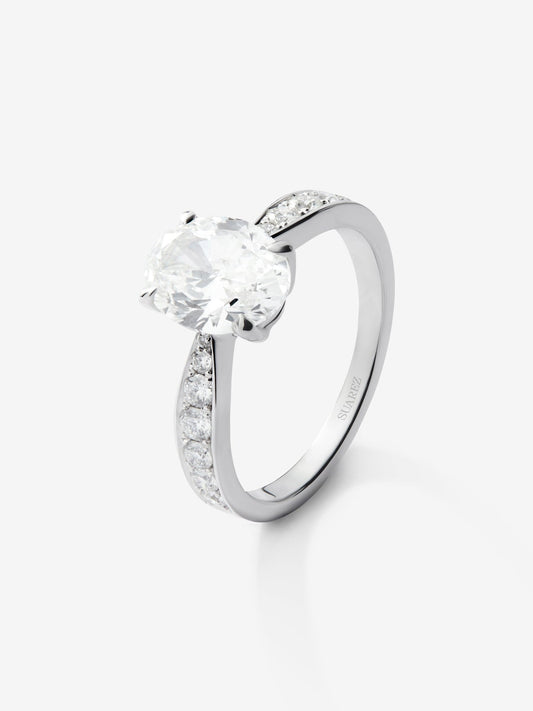 Anillo solitario de oro blanco de 18K con diamantes blancos en talla oval de 2,01 cts y brillante de 0,34 cts