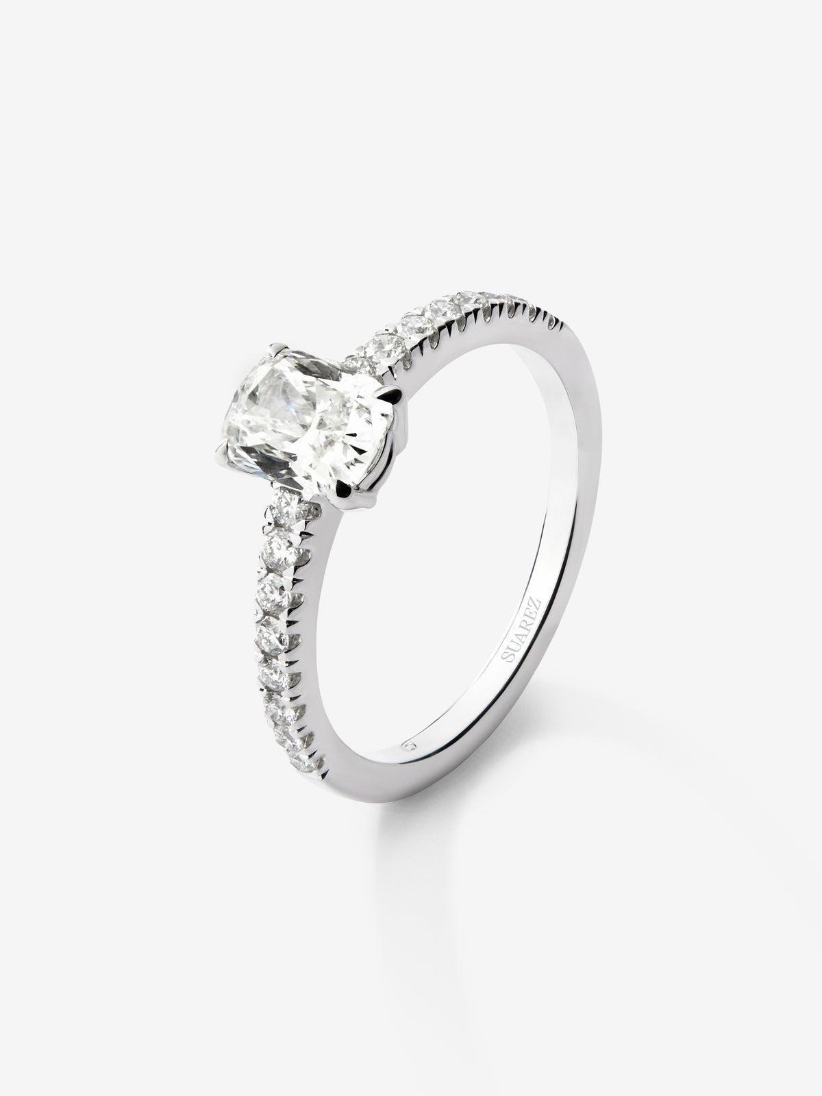 Anillo solitario de oro blanco de 18K con diamantes blancos en talla cushion de 1,02 cts y brillante de 0,252 cts