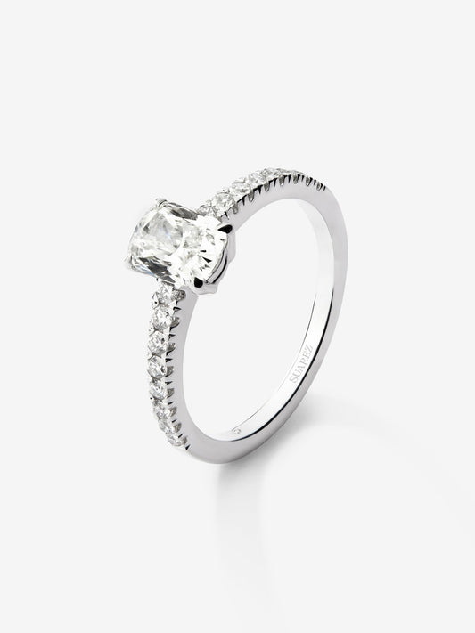 Anillo solitario de oro blanco de 18K con diamantes blancos en talla cushion de 1,02 cts y brillante de 0,252 cts