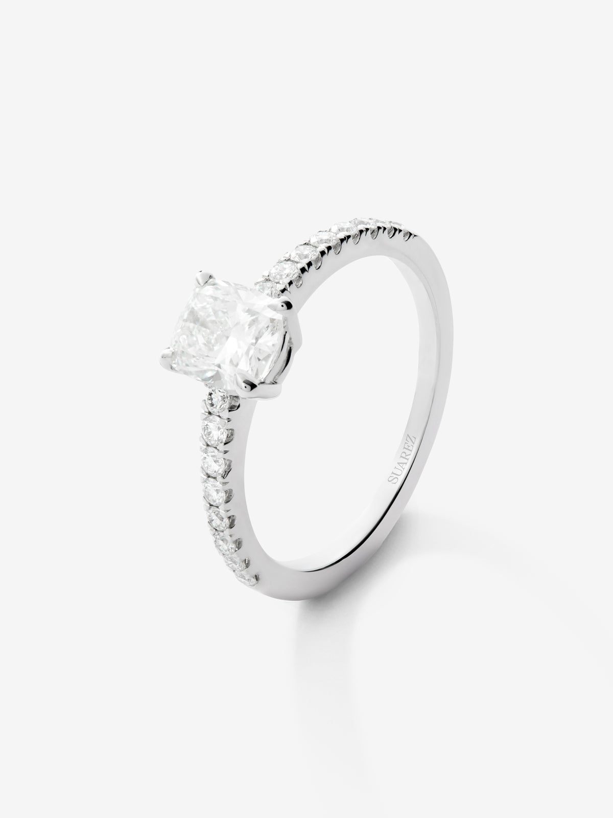 Anillo solitario de oro blanco de 18K con diamantes en talla cushion de 1 cts y brillante de 0,25 cts