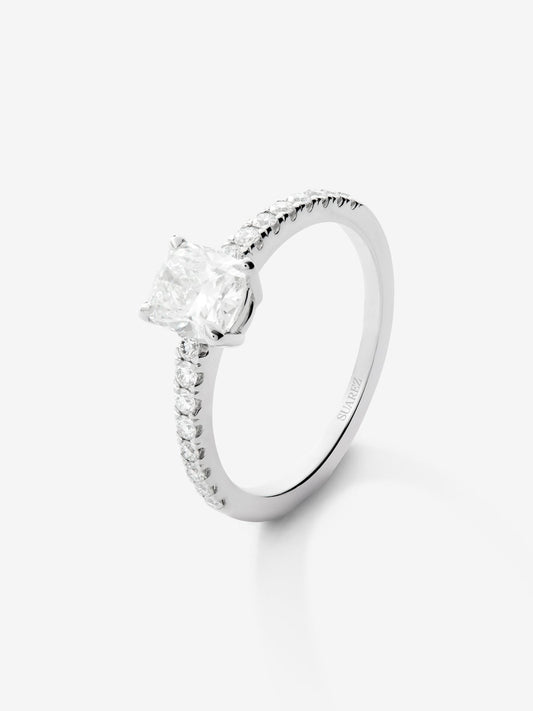 Anillo solitario de oro blanco de 18K con diamantes en talla cushion de 1 cts y brillante de 0,25 cts