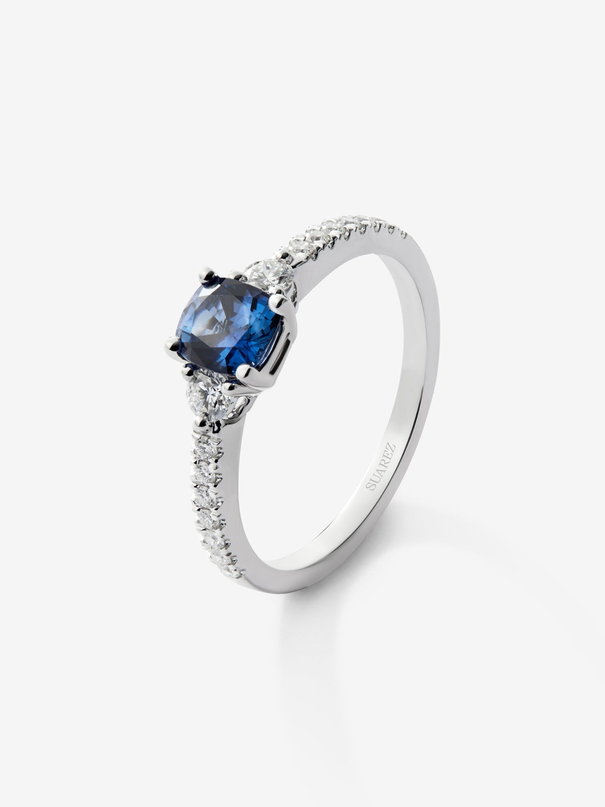 Anillo de oro blanco de 18K con zafiro y diamantes blancos en talla brillante