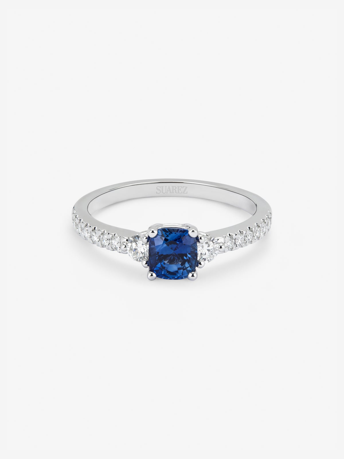 Anillo de oro blanco de 18K con zafiro y diamantes blancos en talla brillante