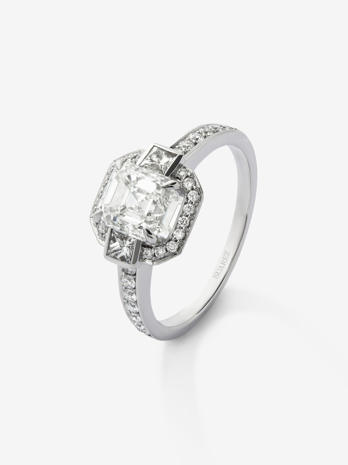 Anillo de oro blanco de 18K con diamante central en talla asscher de 1,51 cts, y orla y brazo de diamantes en tallas princesa y brillante de 0,35 cts