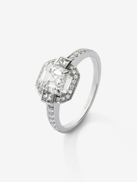 Anillo de oro blanco de 18K con diamante central en talla asscher de 1,51 cts, y orla y brazo de diamantes en tallas princesa y brillante de 0,35 cts