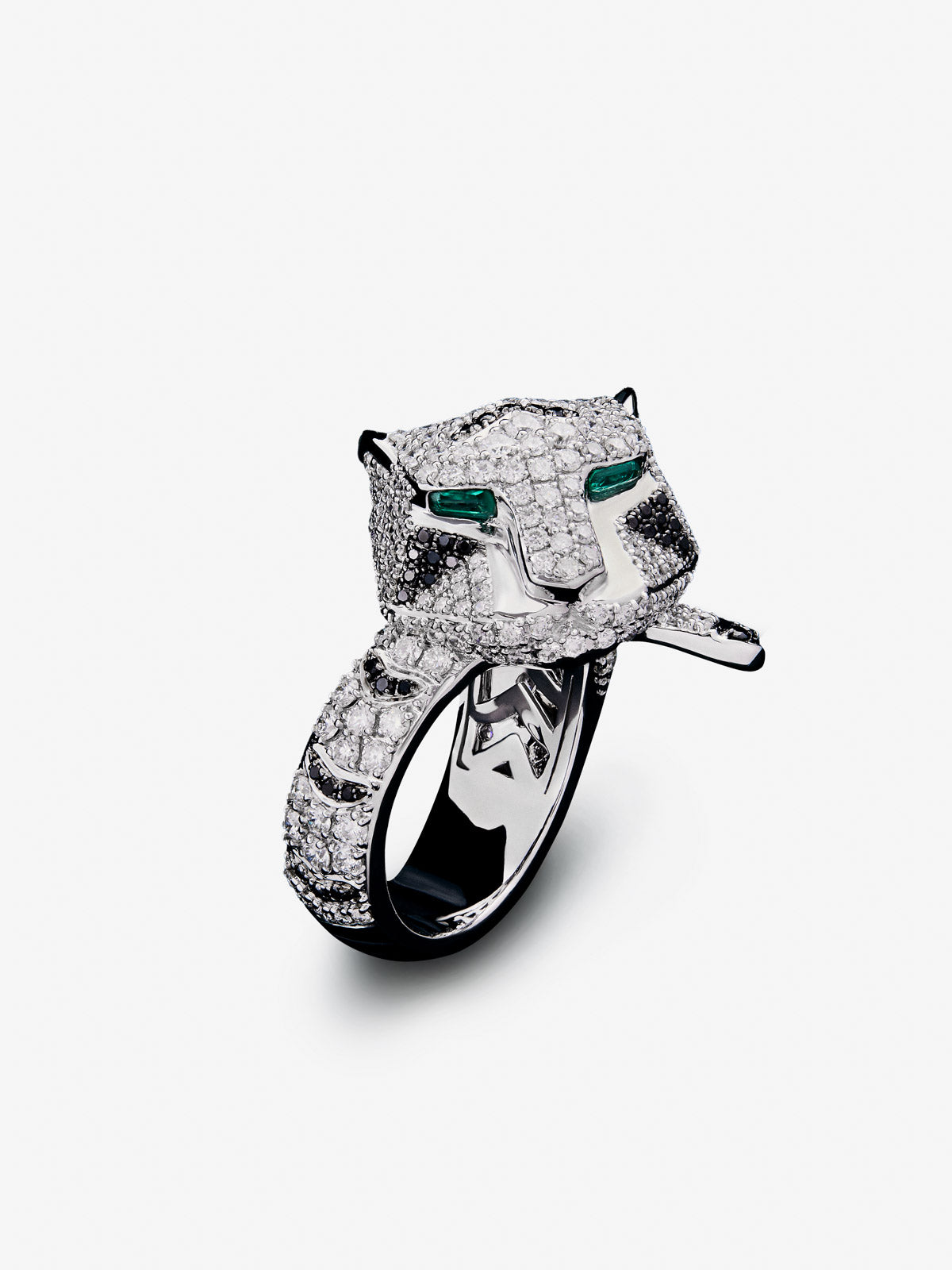 18K white gold ring with 278 brilliant-cut white diamonds with a total of 1.87 cts, 55 brilliant-cut black diamonds with a total of 0.25 cts, and 2 trapezoid-cut emeralds with a total of 0.13 tiger shaped cts