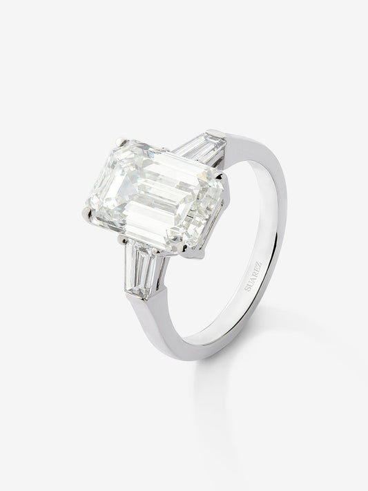 Anillo tresillo de oro blanco de 18K con diamantes en talla esmeralda de 5,03 cts y en talla trapecio de 0,6 cts