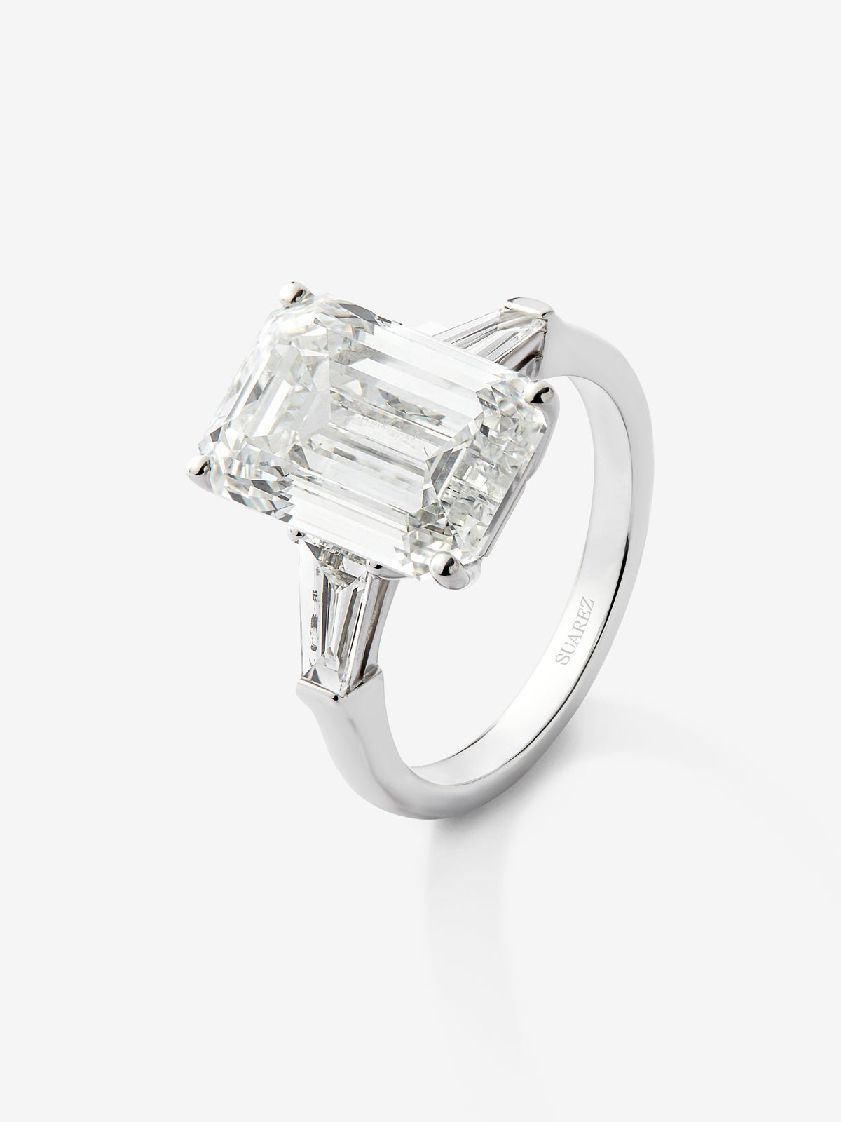 Anillo de oro blanco de 18K con diamante blanco central