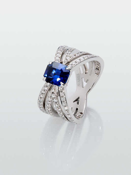 Anillo multibrazo de oro blanco de 18K con zafiro azul en talla octogonal de 1,7 cts y diamantes en talla brillante con un total de 1,10 cts