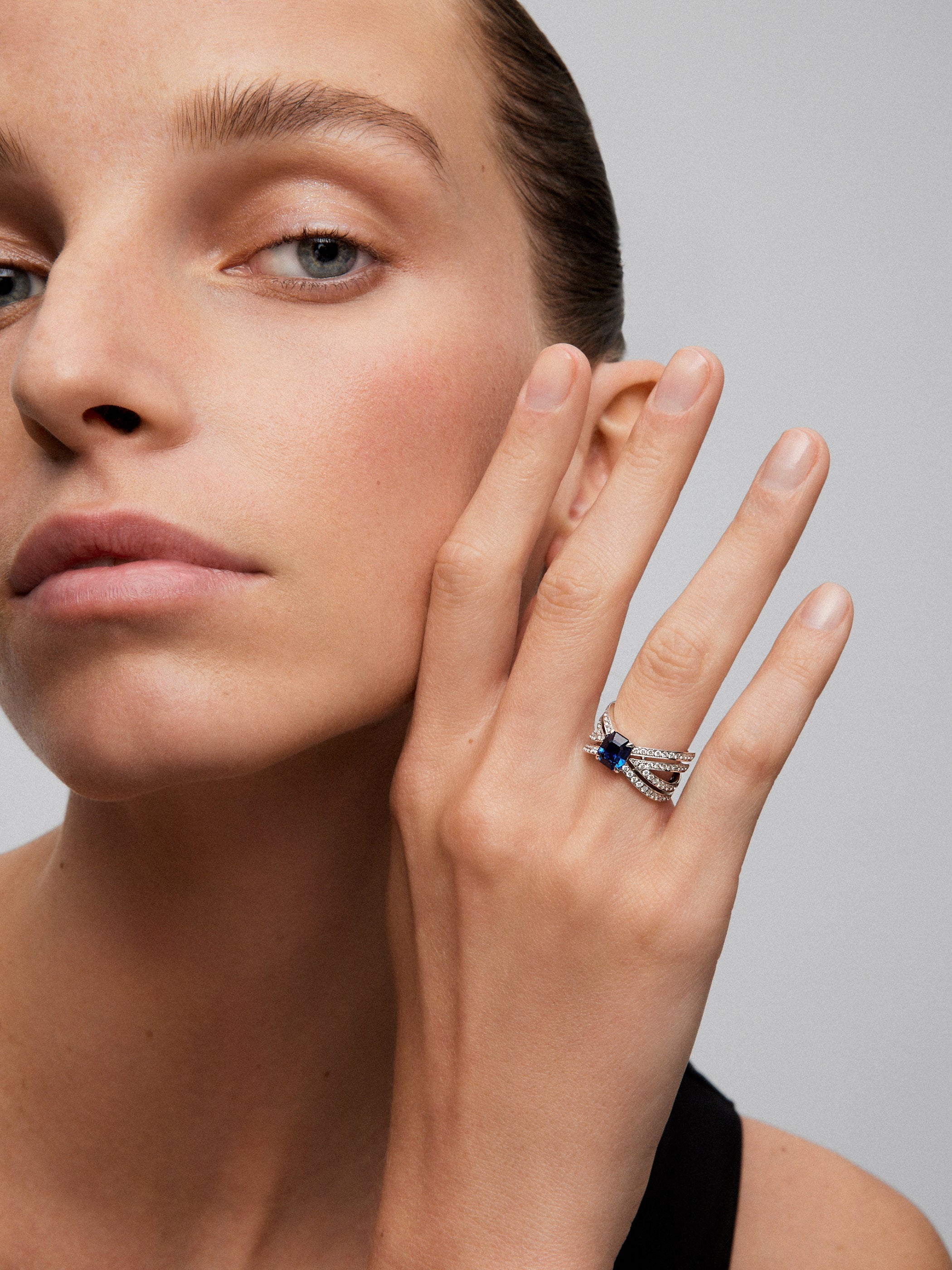 Anillo multibrazo de oro blanco de 18K con zafiro azul en talla octogonal de 1,7 cts y diamantes en talla brillante con un total de 1,10 cts