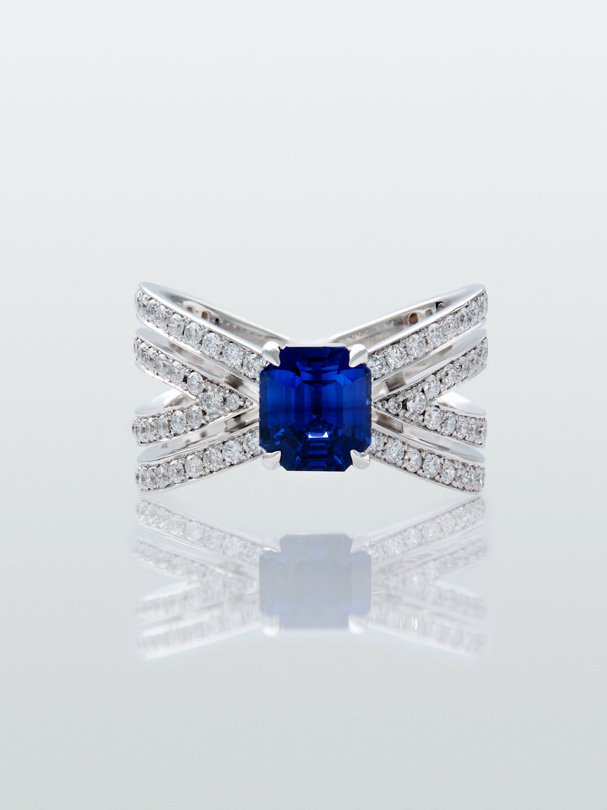 Anillo multibrazo de oro blanco de 18K con zafiro azul en talla octogonal de 1,7 cts y diamantes en talla brillante con un total de 1,10 cts