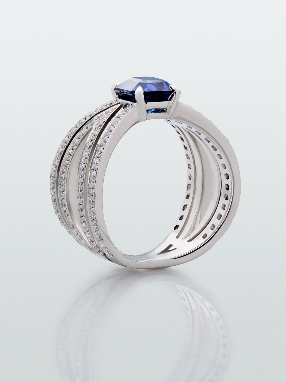 Anillo multibrazo de oro blanco de 18K con zafiro azul en talla octogonal de 1,7 cts y diamantes en talla brillante con un total de 1,10 cts