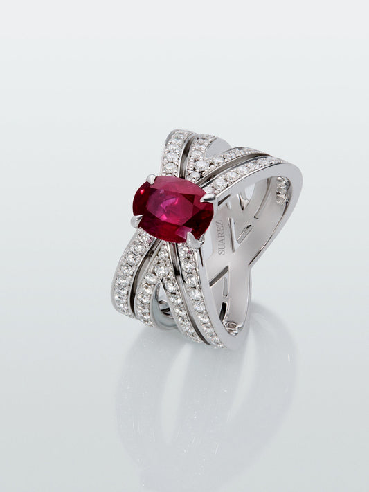 Anillo multibrazo de oro blanco de 18K con zafiro rojo en talla oval de 1,97 cts y diamantes en talla brillante con un total de 1,06 cts