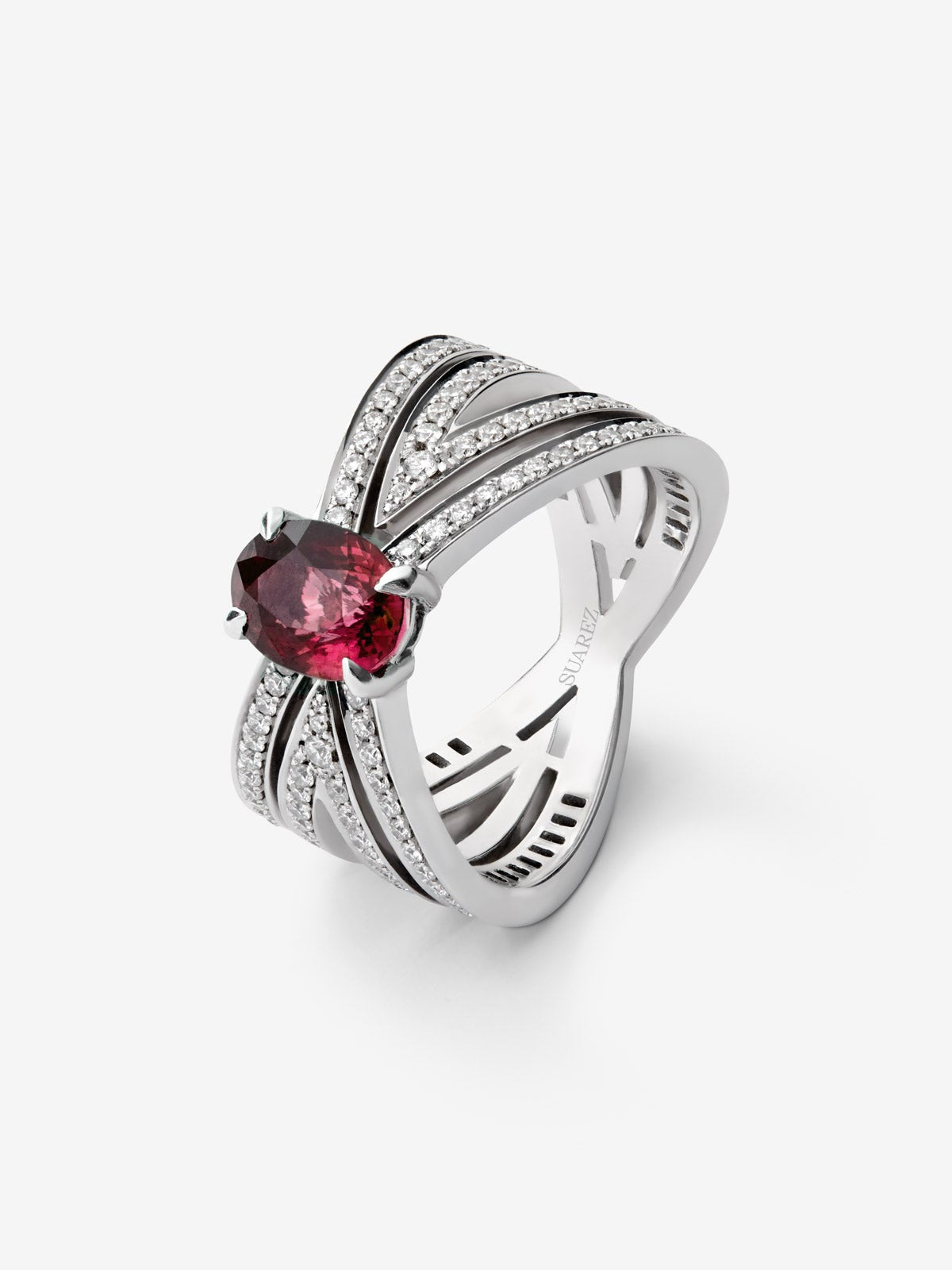 Anillo multibrazo de oro blanco de 18K con rubí sangre de pichón en talla oval de 1,97 cts y diamantes en talla brillante con un total de 1,06 cts