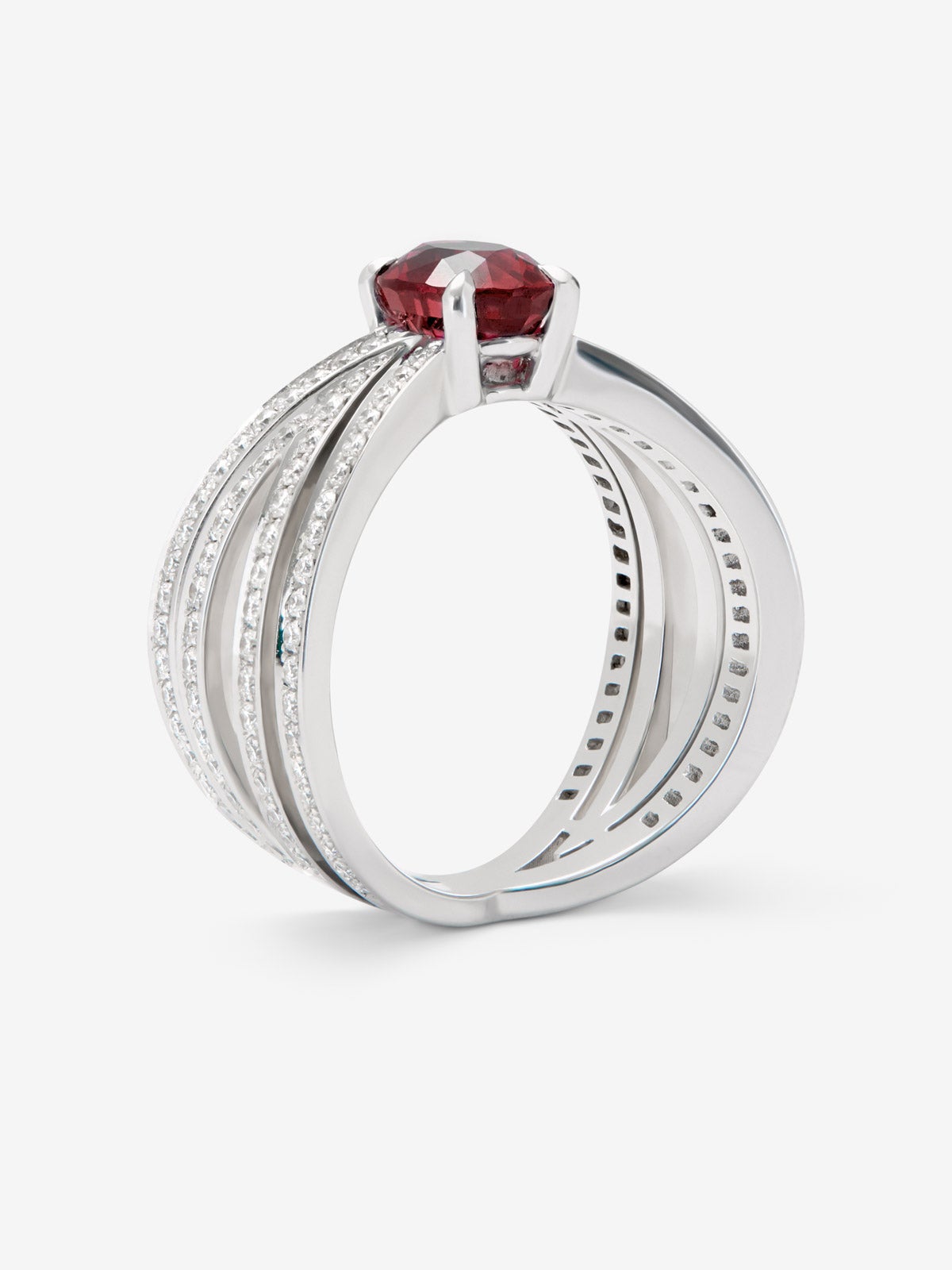Anillo multibrazo de oro blanco de 18K con rubí sangre de pichón en talla oval de 1,97 cts y diamantes en talla brillante con un total de 1,06 cts