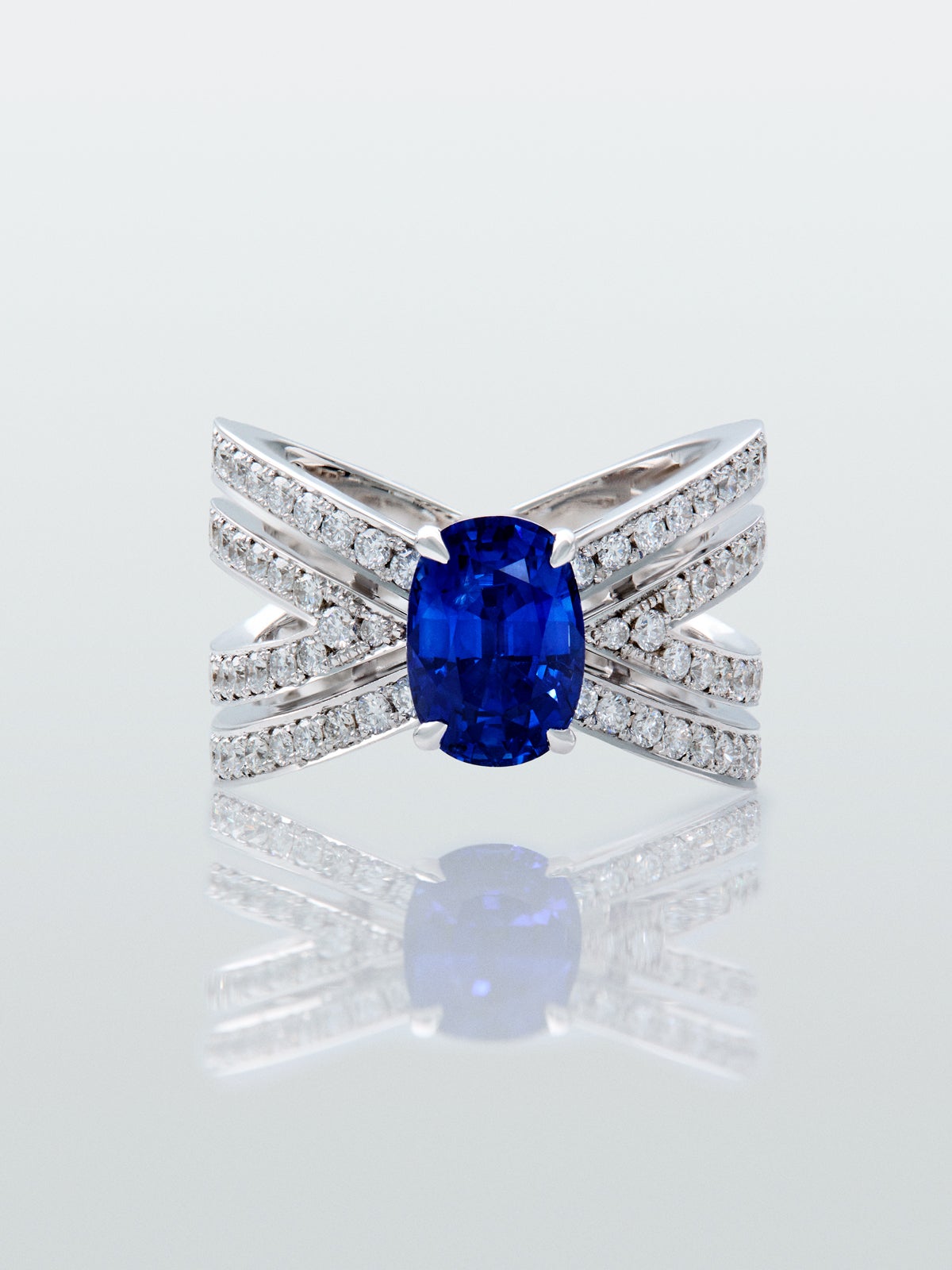 Anillo multibrazo de oro blanco de 18K con zafiro azul en talla oval de 2,47 cts y diamantes en talla brillante con un total de 1,09 cts