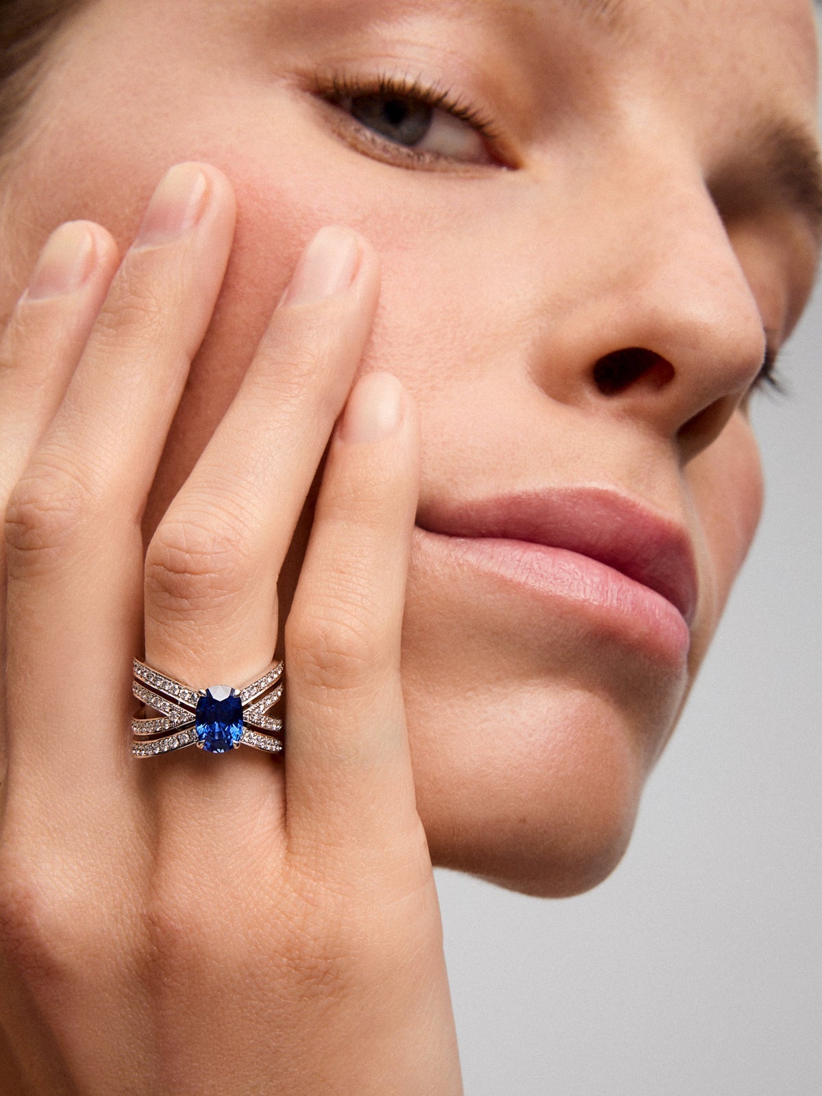 Anillo multibrazo de oro blanco de 18K con zafiro azul en talla oval de 2,47 cts y diamantes en talla brillante con un total de 1,09 cts