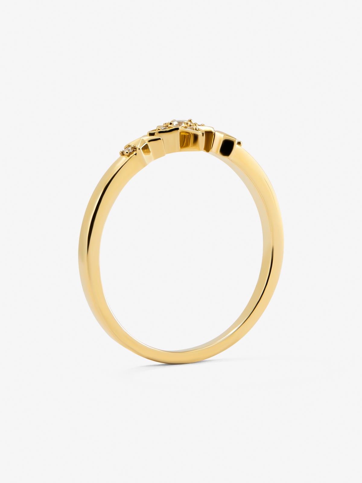 Anillo de oro amarillo de 18K con 7 diamantes en talla brillante con un total de 0,05 cts
