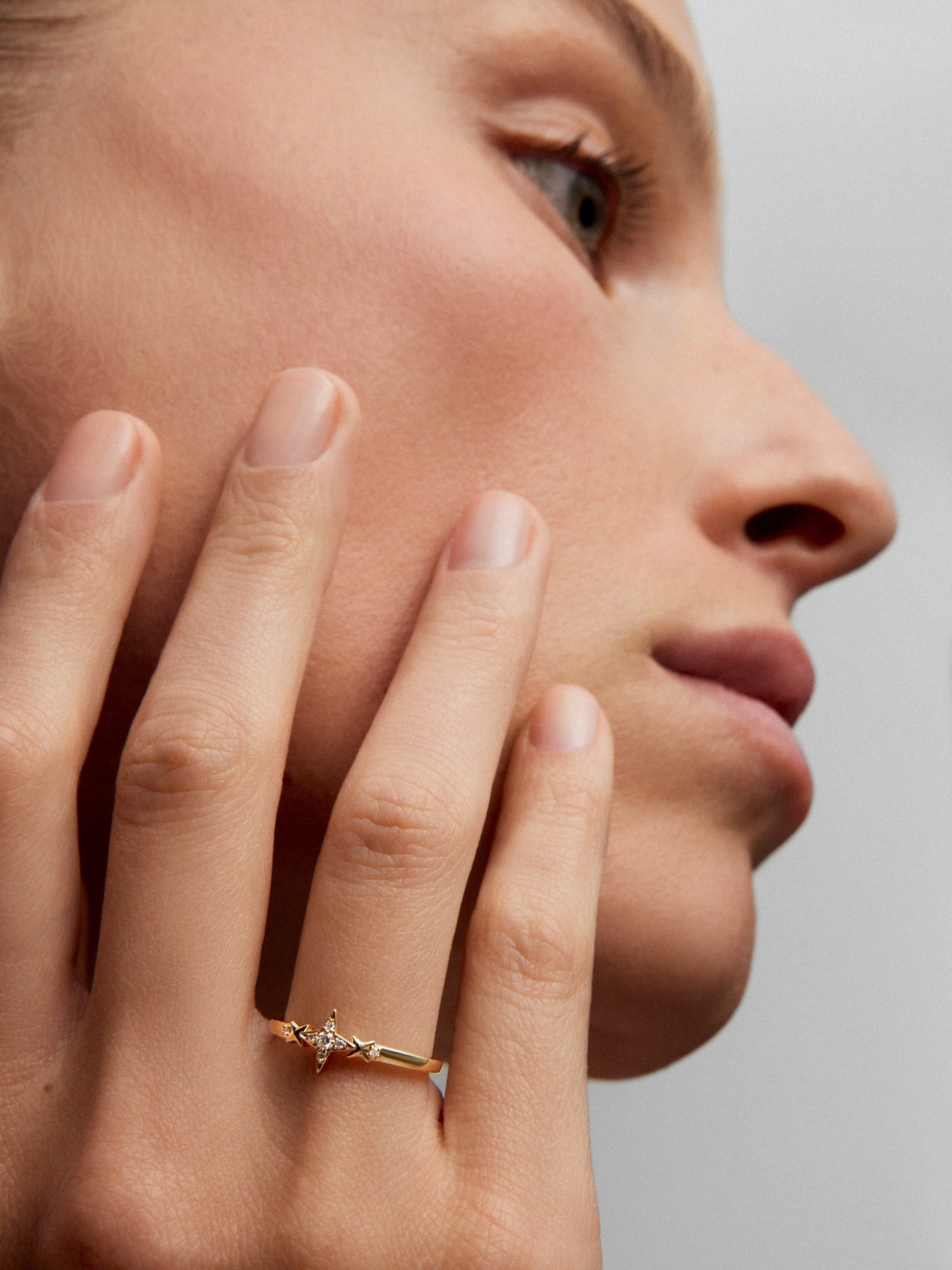 Anillo de oro amarillo de 18K con 7 diamantes en talla brillante con un total de 0,05 cts