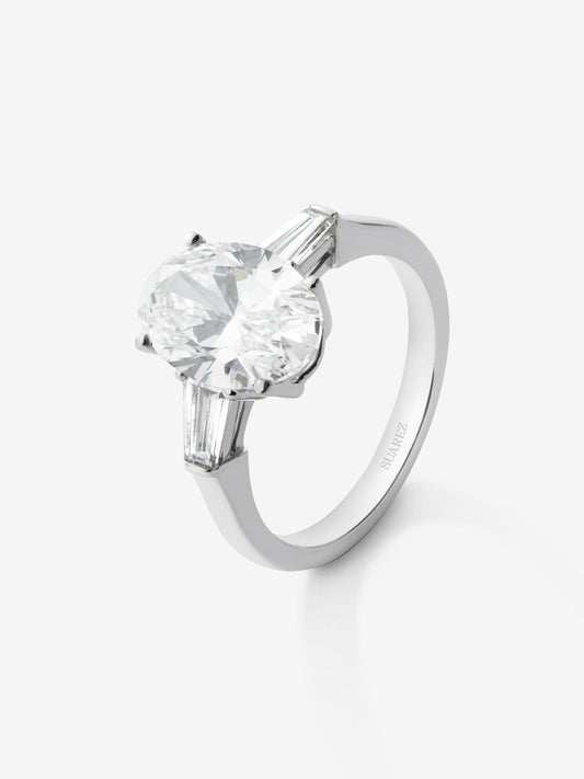 Anillo de oro blanco de 18K con diamante en talla oval y trapecio de 3,5 cts