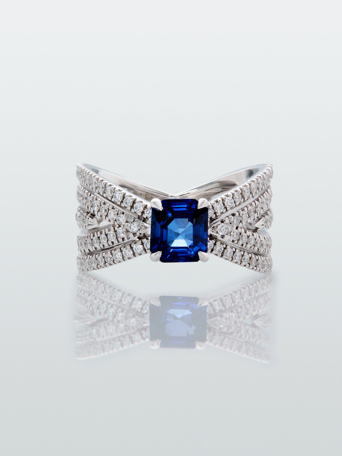 Anillo multibrazo de oro blanco de 18K con zafiro azul en talla octogonal de 1,44 cts y diamantes en talla brillante con un total de 1,04 cts
