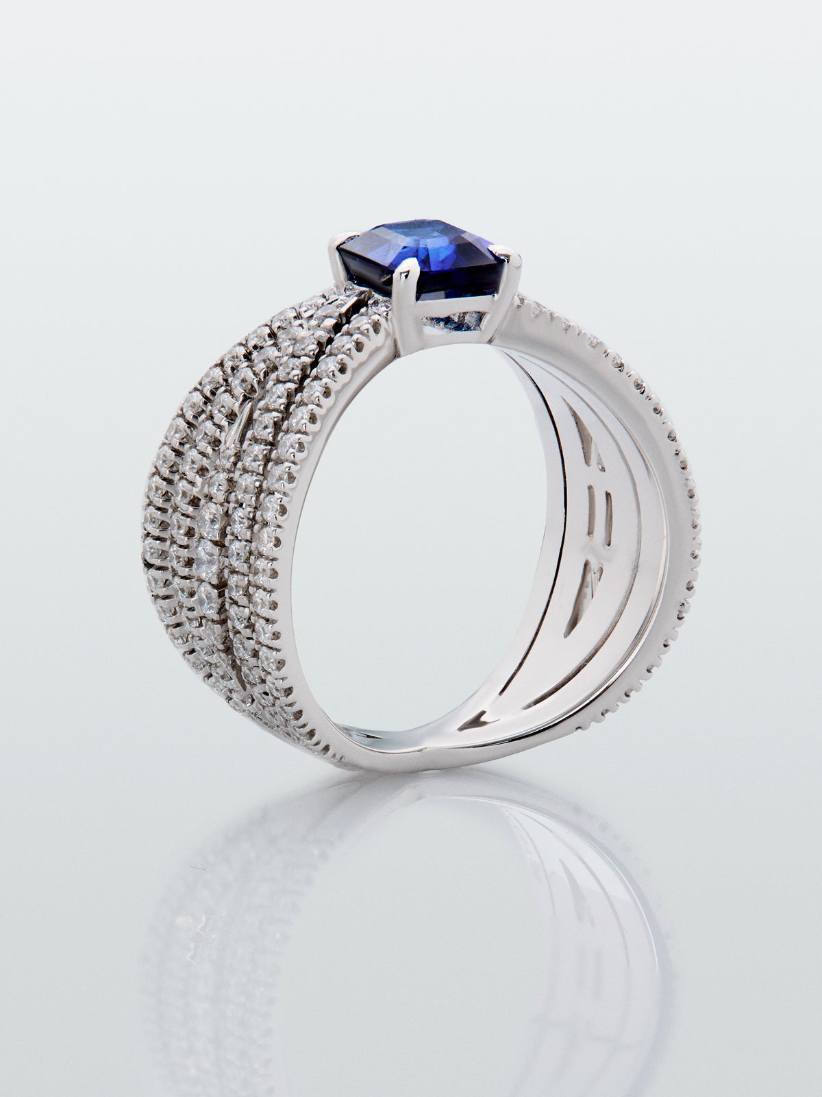 Anillo multibrazo de oro blanco de 18K con zafiro azul en talla octogonal de 1,44 cts y diamantes en talla brillante con un total de 1,04 cts