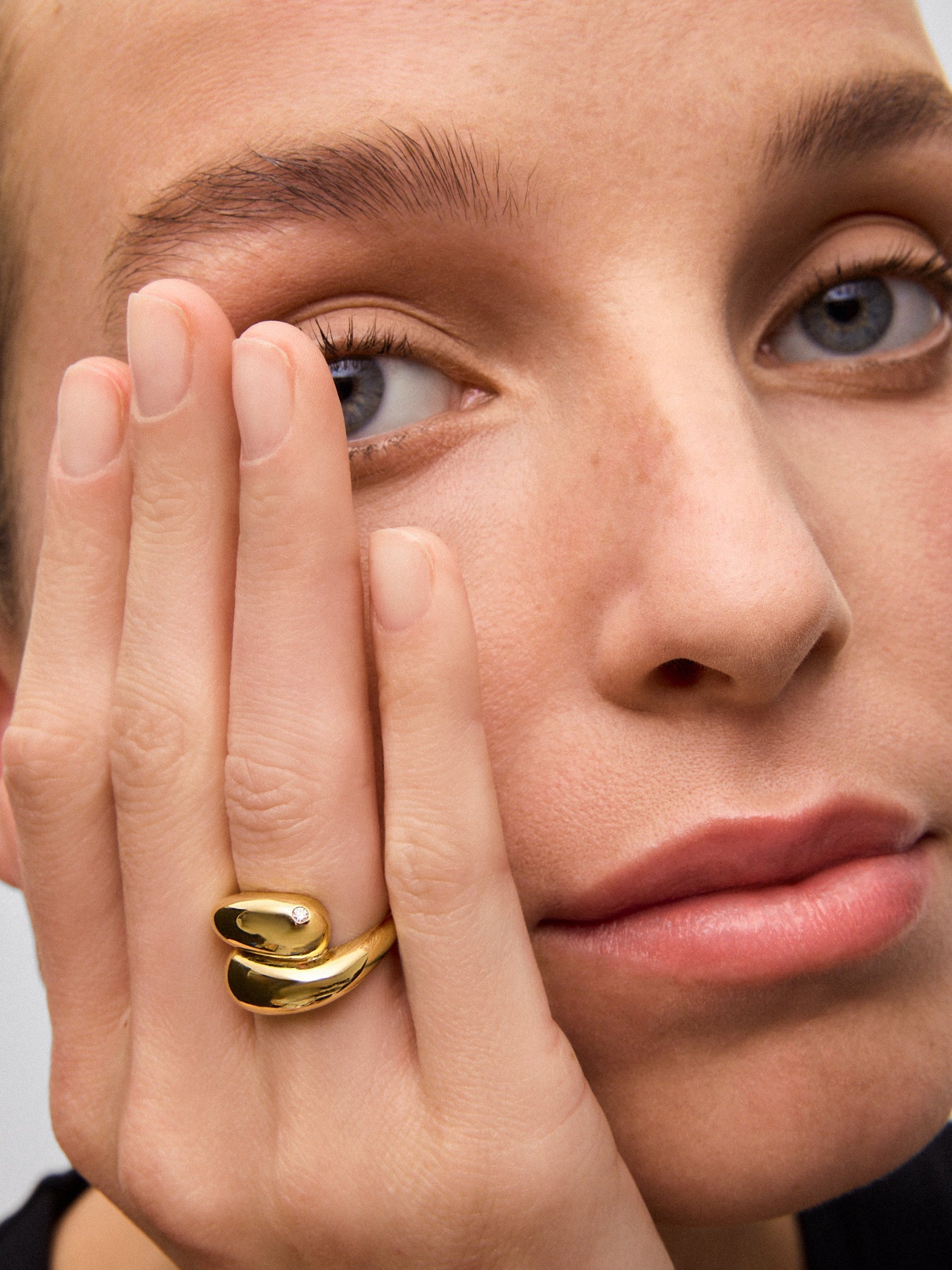 Anillo tú y yo de oro amarillo de 18K con diamante en talla brillante de 0,02 cts